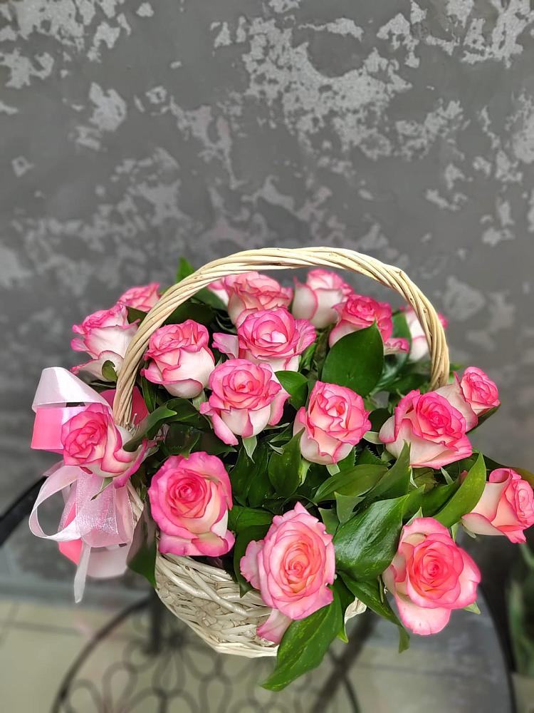 Цветочная композиция из Розы в корзине в Атяшево