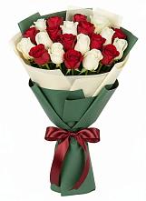 Букет Микс из красных и белых роз в Атяшево