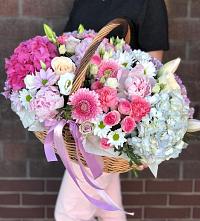 Цветочная композиция из Розы, Хризантемы, Пионы и Лизиантусы в корзине в Атяшево