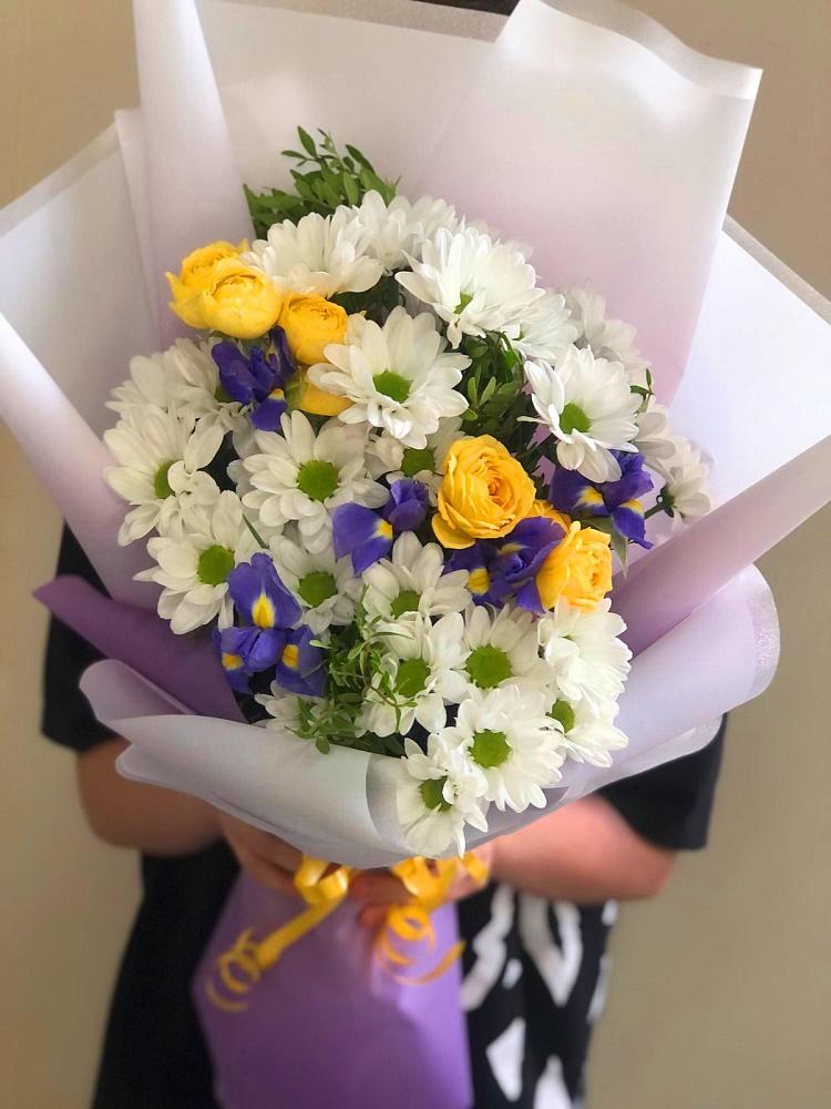 Букет цветов из: Ирисы, Хризантемы и Розы в Атяшево
