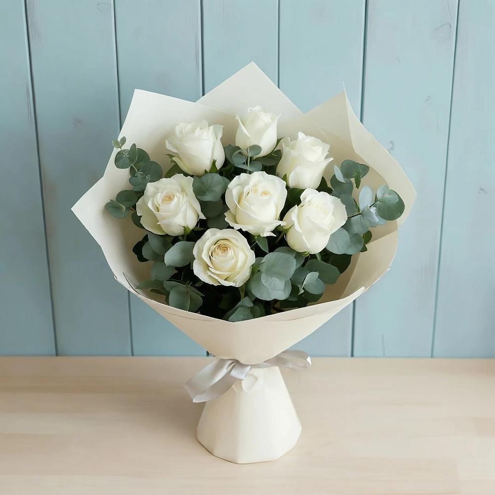 Букет Белые розы в Эвкалипте в Атяшево