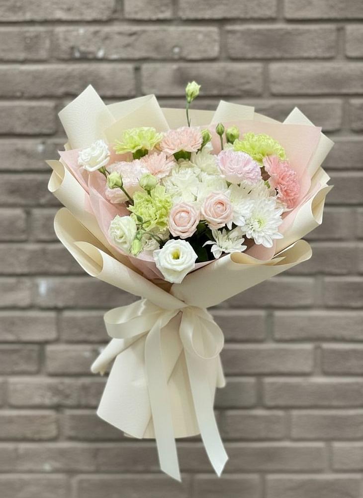 Букет цветов из: Гвоздики, Розы, Лизиантусы и Хризантемы в Атяшево