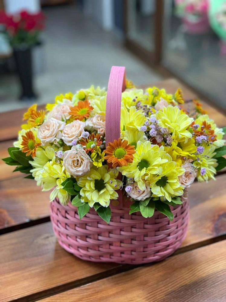 Цветочная композиция из Хризантемы и Розы в корзине в Атяшево