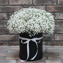Цветочная композиция из Гипсофила в шляпной коробке в Атяшево